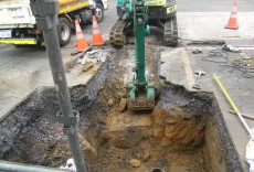 製品置場の雨除け庇工事